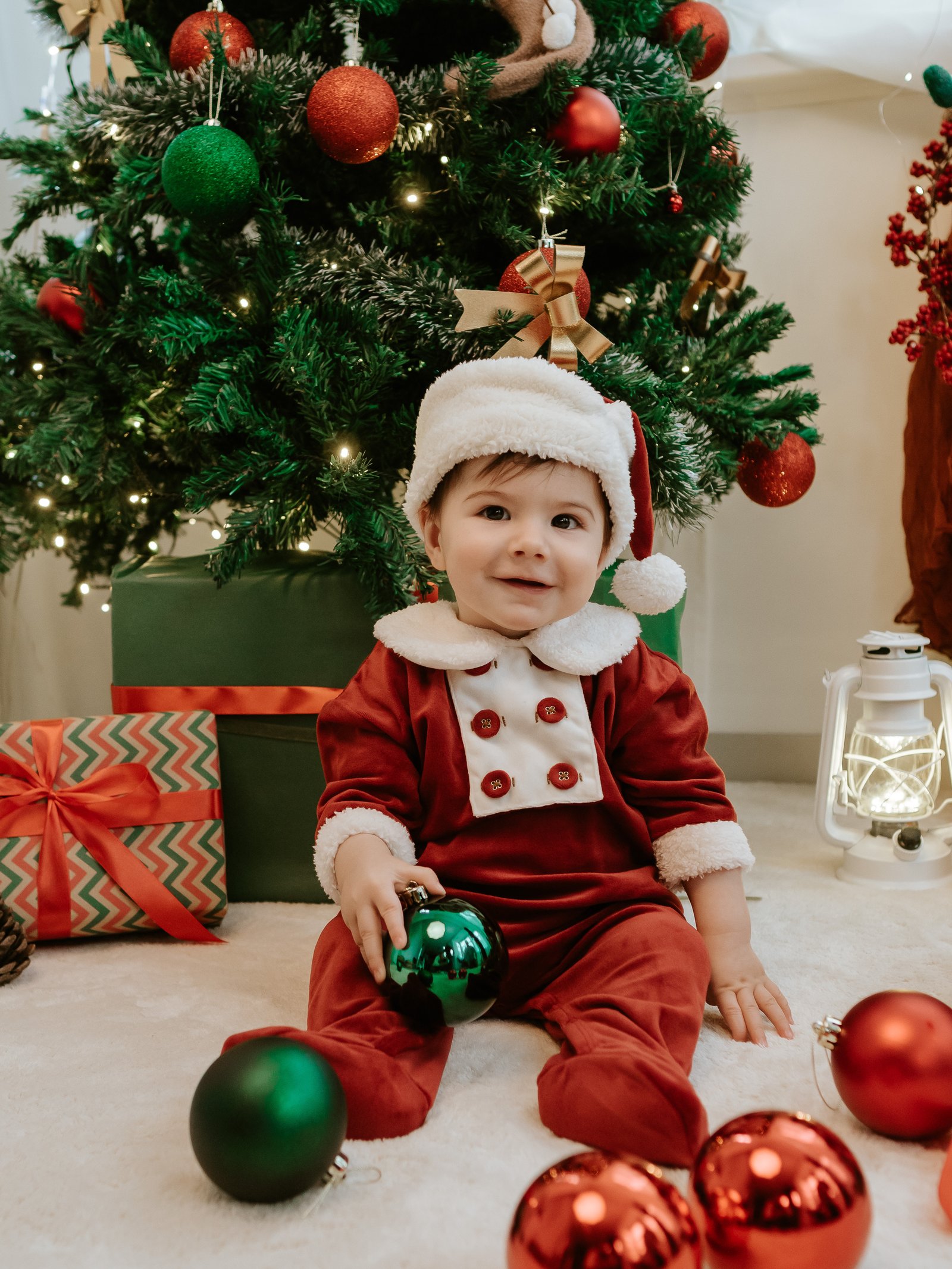 Niña durante una sesión de fotos de Navidad en Izadi Estudio