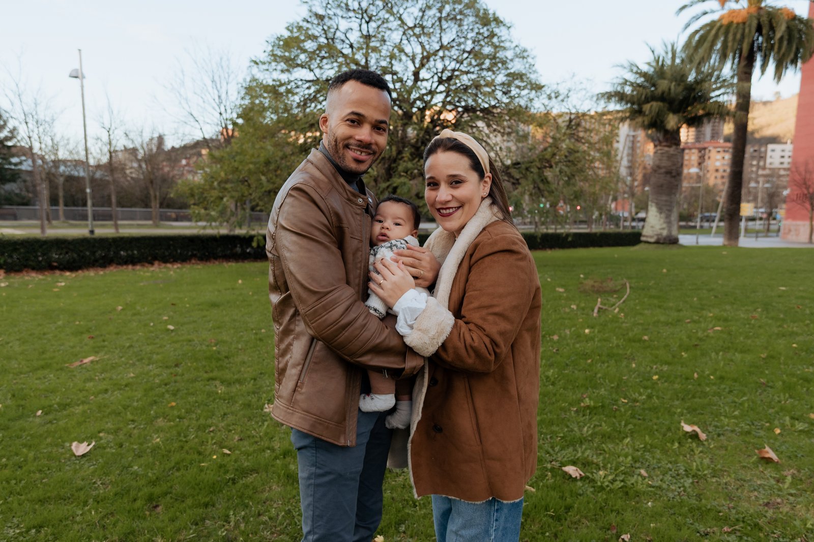 Familia durante una sesión de Navidad en exterior en Bilbao